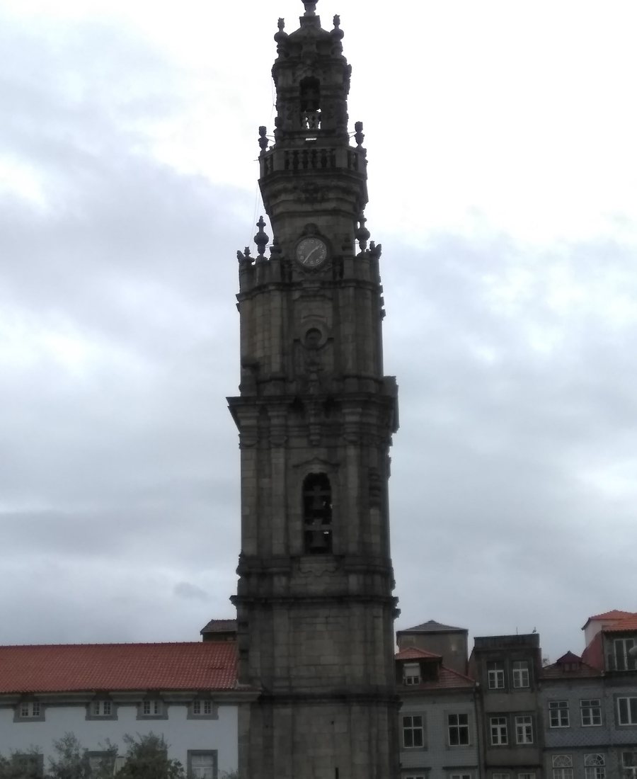 The Torre dos Clérigos seen from the street below, in overcast weather