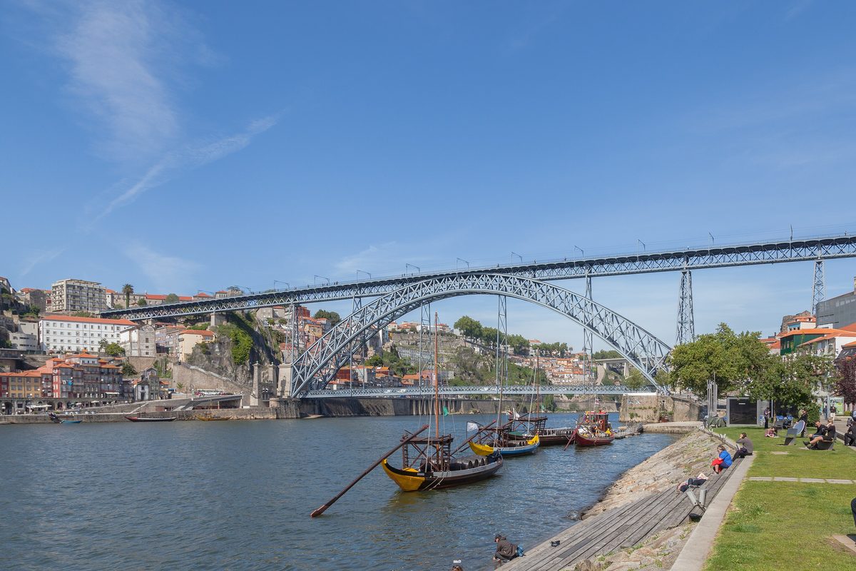 Rabelo boats moored on the Gaia bank with Porto behind