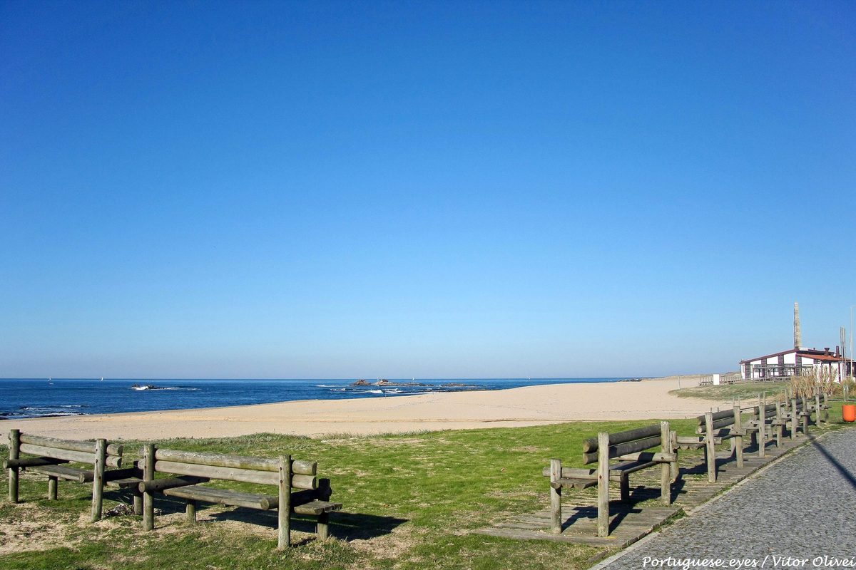 The wide sand and wooden boardwalk at the Matosinhos shoreline