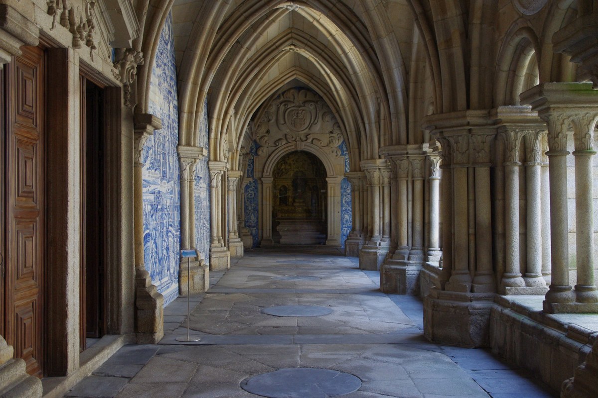 The Gothic cloister of Porto Cathedral, lined with blue and white azulejo panels